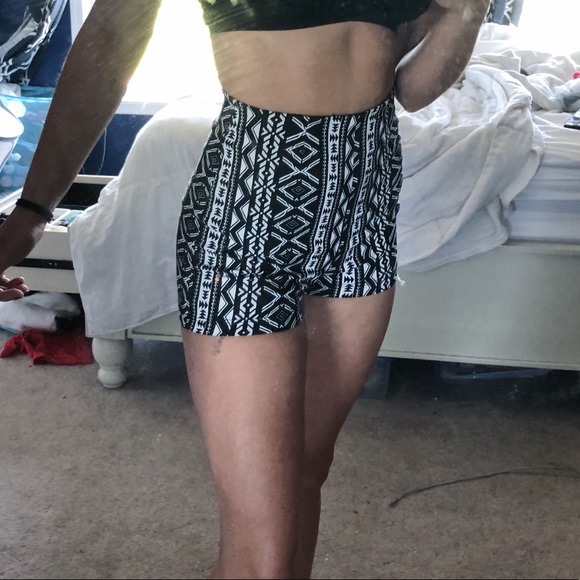 High Waisted Printed Shorts - Picture 3 of 4